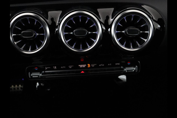 Mercedes-Benz A-Klasse 200 Business Solution AMG | Trekhaak | Pano. Dak | Camera | Stoelverwarming | Sfeerverlichting | Apple Carplay |