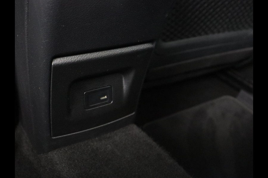 Mercedes-Benz A-Klasse 200 Business Solution AMG | Trekhaak | Pano. Dak | Camera | Stoelverwarming | Sfeerverlichting | Apple Carplay |