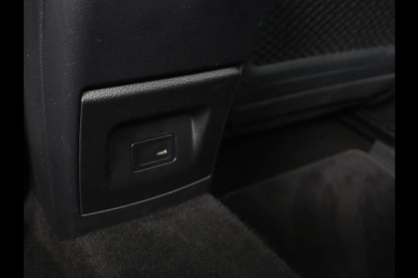 Mercedes-Benz A-Klasse 200 Business Solution AMG | Trekhaak | Pano. Dak | Camera | Stoelverwarming | Sfeerverlichting | Apple Carplay |