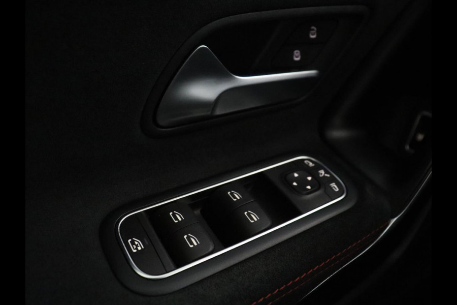 Mercedes-Benz A-Klasse 200 Business Solution AMG | Trekhaak | Pano. Dak | Camera | Stoelverwarming | Sfeerverlichting | Apple Carplay |