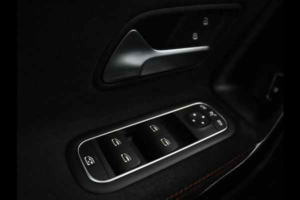 Mercedes-Benz A-Klasse 200 Business Solution AMG | Trekhaak | Pano. Dak | Camera | Stoelverwarming | Sfeerverlichting | Apple Carplay |