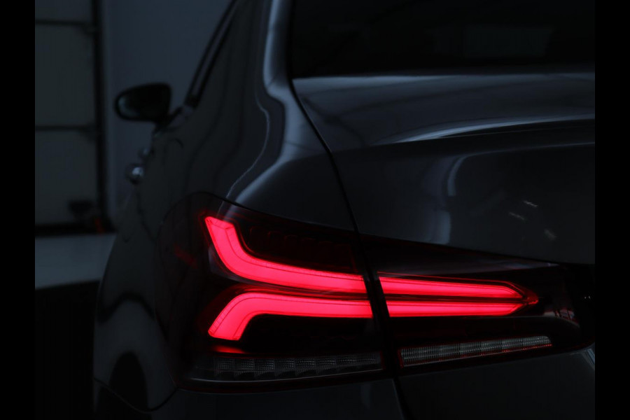 Mercedes-Benz A-Klasse 200 Business Solution AMG | Trekhaak | Pano. Dak | Camera | Stoelverwarming | Sfeerverlichting | Apple Carplay |
