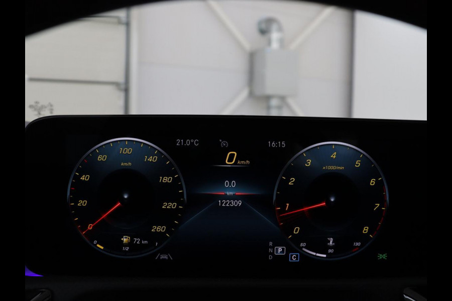 Mercedes-Benz A-Klasse 200 Business Solution AMG | Trekhaak | Pano. Dak | Camera | Stoelverwarming | Sfeerverlichting | Apple Carplay |