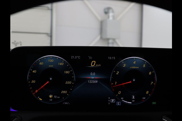 Mercedes-Benz A-Klasse 200 Business Solution AMG | Trekhaak | Pano. Dak | Camera | Stoelverwarming | Sfeerverlichting | Apple Carplay |