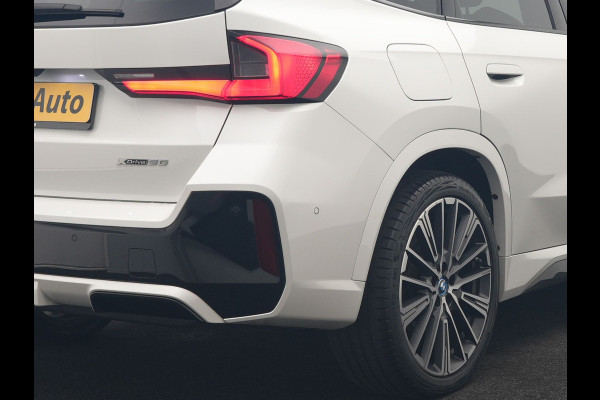 BMW iX1 xDrive30 M Sport 313pk Dealer O.H. | Trekhaak Af Fabriek | Panodak | 360 Camera | Head Up | Lederen Sportstoelen Memory & Verwarmd | Stuur Verwarmd | Keyless | BLIS | Sfeerverlichting | Apple Carplay | Navigatie | DAB | 20"L.M