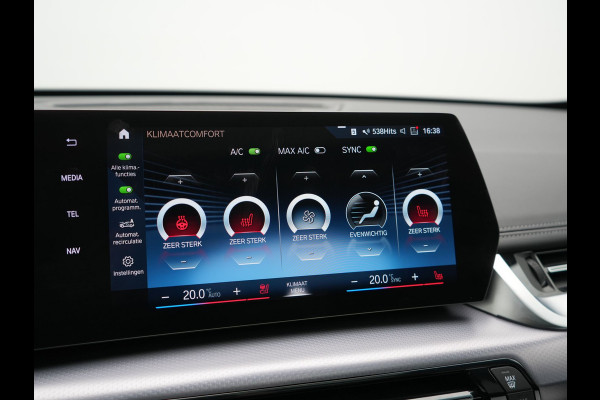 BMW iX1 xDrive30 M Sport 313pk Dealer O.H. | Trekhaak Af Fabriek | Panodak | 360 Camera | Head Up | Lederen Sportstoelen Memory & Verwarmd | Stuur Verwarmd | Keyless | BLIS | Sfeerverlichting | Apple Carplay | Navigatie | DAB | 20"L.M