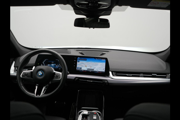 BMW iX1 xDrive30 M Sport 313pk Dealer O.H. | Trekhaak Af Fabriek | Panodak | 360 Camera | Head Up | Lederen Sportstoelen Memory & Verwarmd | Stuur Verwarmd | Keyless | BLIS | Sfeerverlichting | Apple Carplay | Navigatie | DAB | 20"L.M