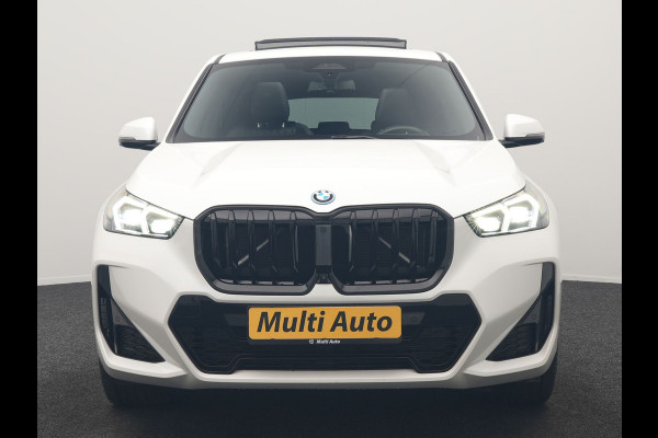 BMW iX1 xDrive30 M Sport 313pk Dealer O.H. | Trekhaak Af Fabriek | Panodak | 360 Camera | Head Up | Lederen Sportstoelen Memory & Verwarmd | Stuur Verwarmd | Keyless | BLIS | Sfeerverlichting | Apple Carplay | Navigatie | DAB | 20"L.M