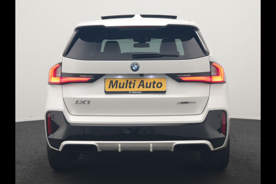 BMW iX1 xDrive30 M Sport 313pk Dealer O.H. | Trekhaak Af Fabriek | Panodak | 360 Camera | Head Up | Lederen Sportstoelen Memory & Verwarmd | Stuur Verwarmd | Keyless | BLIS | Sfeerverlichting | Apple Carplay | Navigatie | DAB | 20"L.M