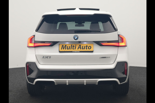 BMW iX1 xDrive30 M Sport 313pk Dealer O.H. | Trekhaak Af Fabriek | Panodak | 360 Camera | Head Up | Lederen Sportstoelen Memory & Verwarmd | Stuur Verwarmd | Keyless | BLIS | Sfeerverlichting | Apple Carplay | Navigatie | DAB | 20"L.M