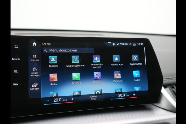 BMW iX1 xDrive30 M Sport 313pk Dealer O.H. | Trekhaak Af Fabriek | Panodak | 360 Camera | Head Up | Lederen Sportstoelen Memory & Verwarmd | Stuur Verwarmd | Keyless | BLIS | Sfeerverlichting | Apple Carplay | Navigatie | DAB | 20"L.M