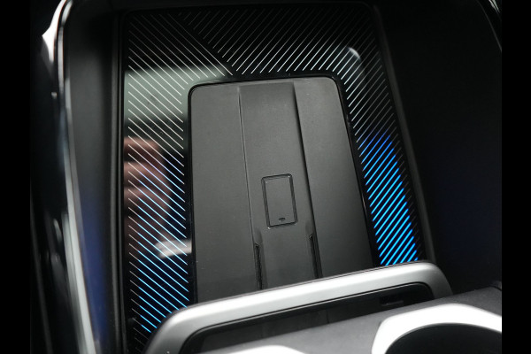 BMW iX1 xDrive30 M Sport 313pk Dealer O.H. | Trekhaak Af Fabriek | Panodak | 360 Camera | Head Up | Lederen Sportstoelen Memory & Verwarmd | Stuur Verwarmd | Keyless | BLIS | Sfeerverlichting | Apple Carplay | Navigatie | DAB | 20"L.M