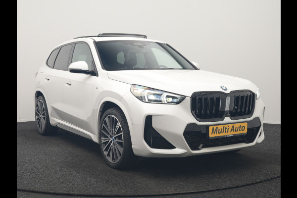 BMW iX1 xDrive30 M Sport 313pk Dealer O.H. | Trekhaak Af Fabriek | Panodak | 360 Camera | Head Up | Lederen Sportstoelen Memory & Verwarmd | Stuur Verwarmd | Keyless | BLIS | Sfeerverlichting | Apple Carplay | Navigatie | DAB | 20"L.M