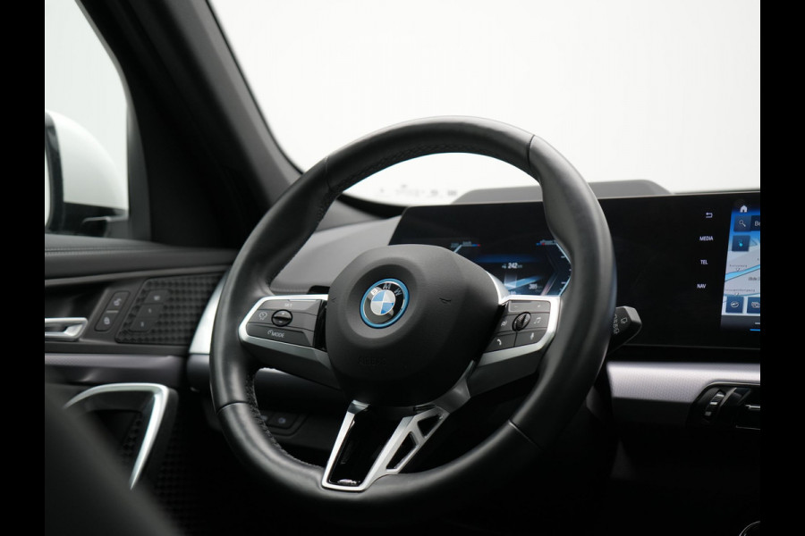 BMW iX1 xDrive30 M Sport 313pk Dealer O.H. | Trekhaak Af Fabriek | Panodak | 360 Camera | Head Up | Lederen Sportstoelen Memory & Verwarmd | Stuur Verwarmd | Keyless | BLIS | Sfeerverlichting | Apple Carplay | Navigatie | DAB | 20"L.M