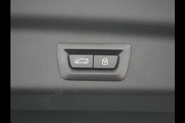 BMW iX1 xDrive30 M Sport 313pk Dealer O.H. | Trekhaak Af Fabriek | Panodak | 360 Camera | Head Up | Lederen Sportstoelen Memory & Verwarmd | Stuur Verwarmd | Keyless | BLIS | Sfeerverlichting | Apple Carplay | Navigatie | DAB | 20"L.M