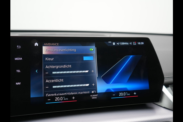 BMW iX1 xDrive30 M Sport 313pk Dealer O.H. | Trekhaak Af Fabriek | Panodak | 360 Camera | Head Up | Lederen Sportstoelen Memory & Verwarmd | Stuur Verwarmd | Keyless | BLIS | Sfeerverlichting | Apple Carplay | Navigatie | DAB | 20"L.M