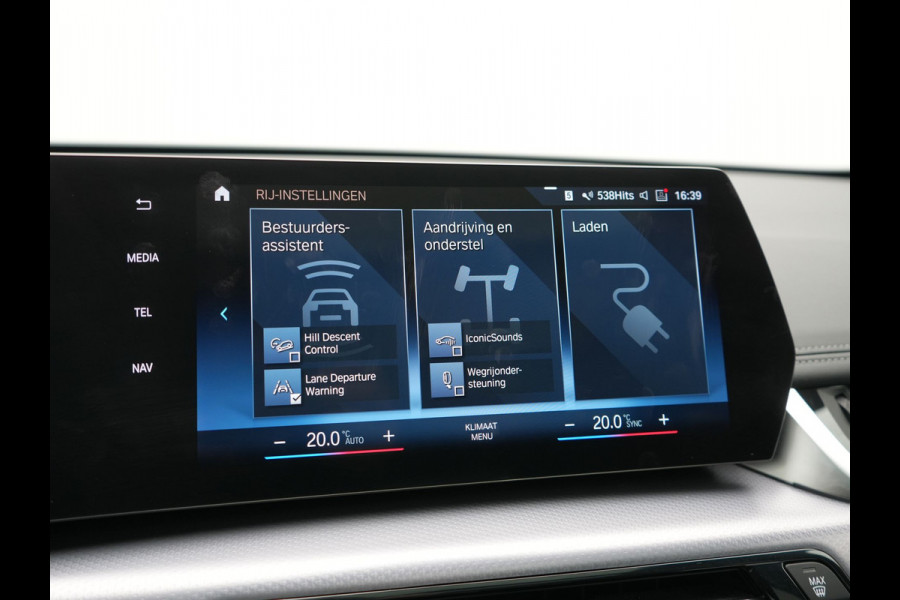 BMW iX1 xDrive30 M Sport 313pk Dealer O.H. | Trekhaak Af Fabriek | Panodak | 360 Camera | Head Up | Lederen Sportstoelen Memory & Verwarmd | Stuur Verwarmd | Keyless | BLIS | Sfeerverlichting | Apple Carplay | Navigatie | DAB | 20"L.M