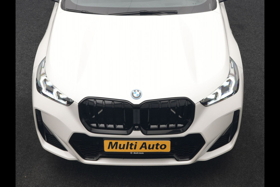 BMW iX1 xDrive30 M Sport 313pk Dealer O.H. | Trekhaak Af Fabriek | Panodak | 360 Camera | Head Up | Lederen Sportstoelen Memory & Verwarmd | Stuur Verwarmd | Keyless | BLIS | Sfeerverlichting | Apple Carplay | Navigatie | DAB | 20"L.M