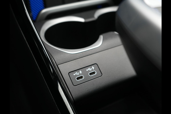 BMW iX1 xDrive30 M Sport 313pk Dealer O.H. | Trekhaak Af Fabriek | Panodak | 360 Camera | Head Up | Lederen Sportstoelen Memory & Verwarmd | Stuur Verwarmd | Keyless | BLIS | Sfeerverlichting | Apple Carplay | Navigatie | DAB | 20"L.M