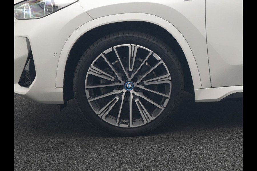 BMW iX1 xDrive30 M Sport 313pk Dealer O.H. | Trekhaak Af Fabriek | Panodak | 360 Camera | Head Up | Lederen Sportstoelen Memory & Verwarmd | Stuur Verwarmd | Keyless | BLIS | Sfeerverlichting | Apple Carplay | Navigatie | DAB | 20"L.M