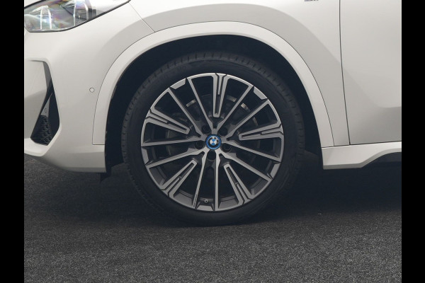 BMW iX1 xDrive30 M Sport 313pk Dealer O.H. | Trekhaak Af Fabriek | Panodak | 360 Camera | Head Up | Lederen Sportstoelen Memory & Verwarmd | Stuur Verwarmd | Keyless | BLIS | Sfeerverlichting | Apple Carplay | Navigatie | DAB | 20"L.M