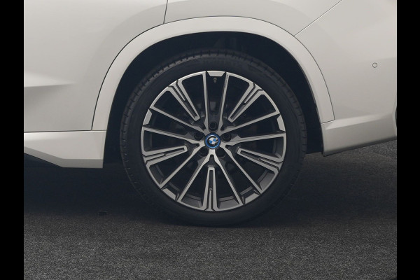 BMW iX1 xDrive30 M Sport 313pk Dealer O.H. | Trekhaak Af Fabriek | Panodak | 360 Camera | Head Up | Lederen Sportstoelen Memory & Verwarmd | Stuur Verwarmd | Keyless | BLIS | Sfeerverlichting | Apple Carplay | Navigatie | DAB | 20"L.M