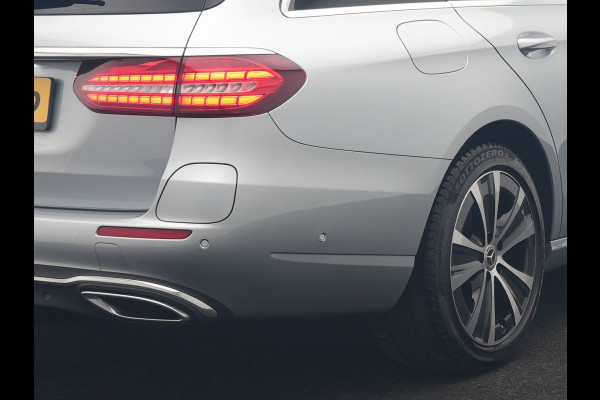 Mercedes-Benz E-Klasse Estate 300 e Luxury Line PHEV 320pk Dealer O.H. | SOH 88,7% | Schuif-/kantel Dak | Adaptive Cruise | Camera | Multi Beam LED | Sportstoelen Verwarmd | Sfeerverlichting | BLIS | Apple Carplay | Widescreen Navi | DAB | Plug In Hybrid |