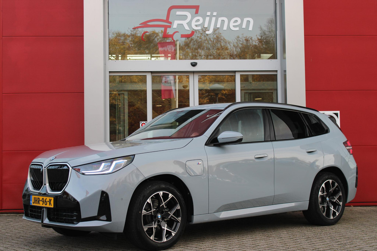 BMW X3 30e xDRIVE M-SPORT 299PK | M-SPORTPAKKET 337 MET O.A. M AERODYNAMICA PAKKET - SHADOWLINE RAAMOMLIJSTING - M-SPORT ONDERSTEL - M-INTERIEUR PAKKET - VEGANZA LEDEREN BEKLEDING - M-SPORT INTERIEURLIJSTEN - M-SPORTSTUUR - M ZWARTE HEMELBEKLEDING | PREMIUM PACK MET O.A. LENDESTEUN ELEKTRISCH VERSTELBAAR OP DE VOORSTOELEN - HARMAN KARDON PREMIUM ADIO - TRAVEL EN COMFORT SYSTEM - ADAPTIEVE FULL LED KOPLAMPEN | PROFESSIONAL PACK MET O.A. PARKING ASSISTANT PLUS - DRIVING ASSISTANT PLUS - INTERIEUR CAMERA - BMW LIVE COCKPIT PROFESSIONAL | ELEKTRISCHE VERSTELBARE SPORTSTOELEM MET