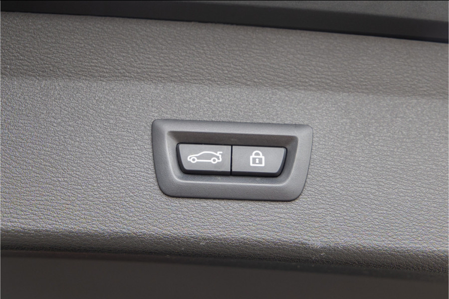 BMW X1 xDrive25i High Executive, Leder, Sportstoelen, Head-up, Navi 232pk