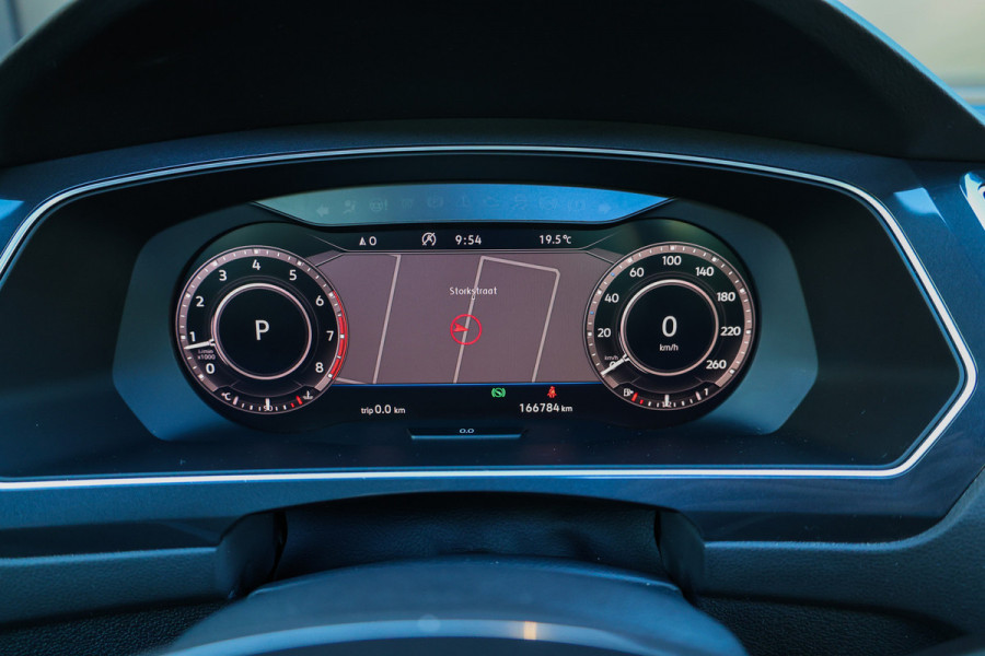 Volkswagen Tiguan 1.4 TSI ACT Highline Business | PANO | MEMORY | 360 | ELEK TREKHAAK | KEYLESS | STOELVERW | ELEK KOFFERKLEP |