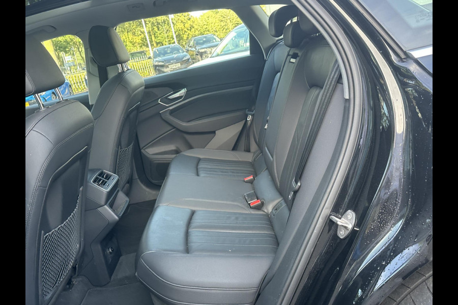 Audi e-tron 55 quattro Advanced edition Plus 95 kWh SOH 93% | MEM. STOEL | ELEK. STOELEN | ACHTERUITRIJ CAMERA | STOEL VERWARMING | 21'' WIELEN | RIJKLAAR MET 12 MND BOVAG GARANTIE | AFNM. TREKHAAK | PANO | SCHUIFDAK |