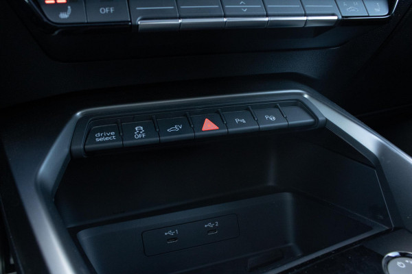 Audi A3 Sportback 45TFSIe S-line Competition PANO MATRIX CAMERA SFEER STOELVERWERWARMING