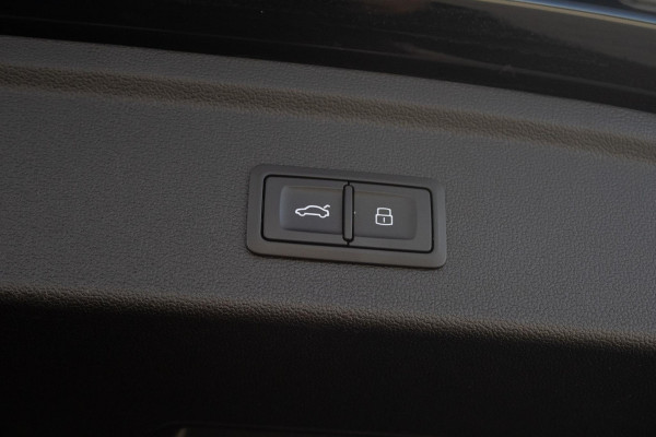 Audi A3 Sportback 45TFSIe S-line Competition PANO MATRIX CAMERA SFEER STOELVERWERWARMING