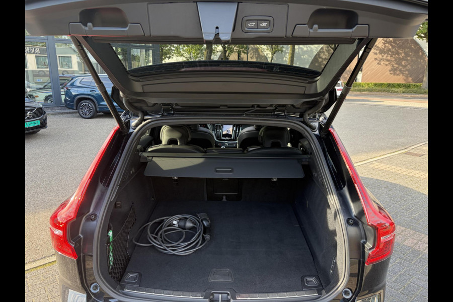 Volvo XC60 2.0 T8 Plug-in hybrid AWD Plus Black Edition FULL OPTIONS| ELEK. TREKHAAK| LUCHTVERING!| PANO| BOWERS EN WILKINS| MEMORY STOELEN| 360 CAMERA| STOEL + STUURVERWARMING| ACHTERBANK VERWARMD|