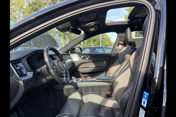 Volvo XC60 2.0 T8 Plug-in hybrid AWD Plus Black Edition FULL OPTIONS| ELEK. TREKHAAK| LUCHTVERING!| PANO| BOWERS EN WILKINS| MEMORY STOELEN| 360 CAMERA| STOEL + STUURVERWARMING| ACHTERBANK VERWARMD|