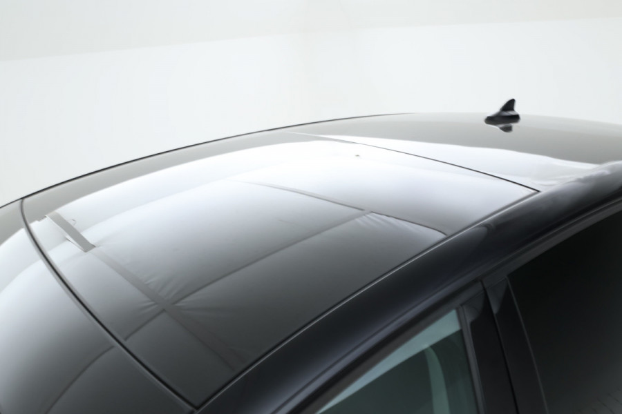 Volkswagen Golf 1.5 eTSI R-Line Panorama, Automaat, Stoel/stuurverwarming