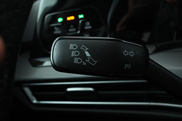 Volkswagen Golf 1.5 eTSI R-Line Panorama, Automaat, Stoel/stuurverwarming