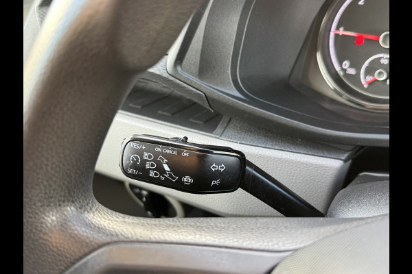 Volkswagen Transporter 2.0 TDI L2H3 28 Comfortline Carplay Cruise Navigatie Airco Trekhaak 3 Zitplaatsen
