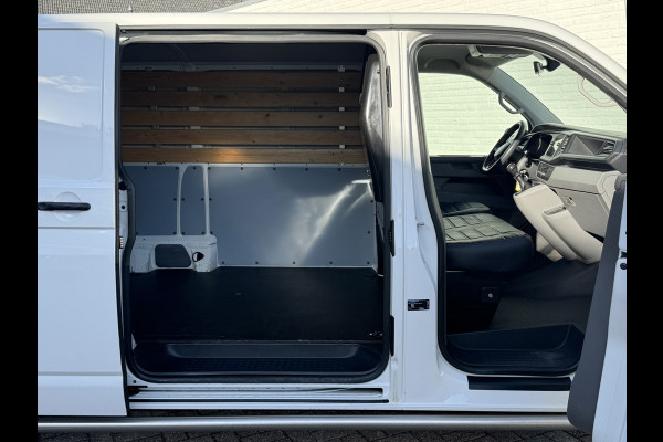 Volkswagen Transporter 2.0 TDI L2H3 28 Comfortline Carplay Cruise Navigatie Airco Trekhaak 3 Zitplaatsen