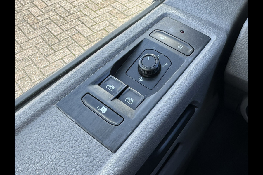 Volkswagen Transporter 2.0 TDI L2H3 28 Comfortline Carplay Cruise Navigatie Airco Trekhaak 3 Zitplaatsen