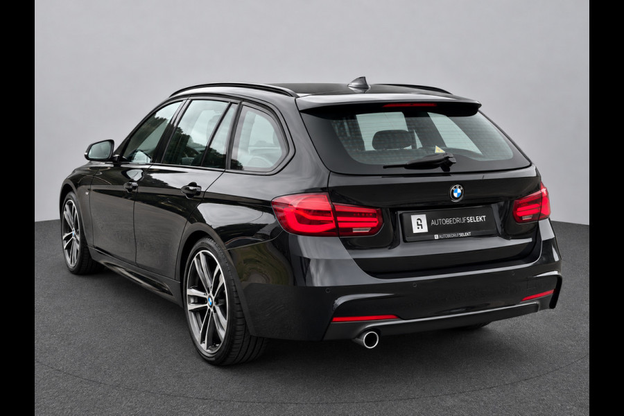 BMW 3 Serie Touring 318i M-Sport | Panorama | 19 inch | LED | Camera | Stoelverwarming | Leer | Elektr. achterklep