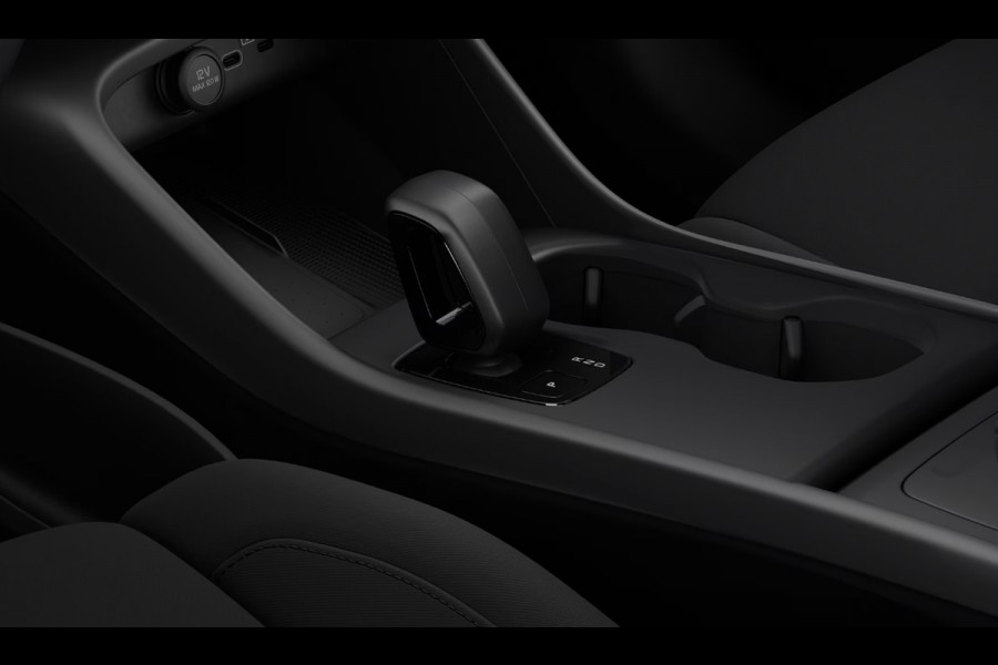 Volvo EX40 Single Motor Extended Range Plus Black Ed. 82 kWh Harman Kardon audio/ Adaptive cruise control/ Pilot assist/ Google Services/ Elektrisch verstelbare stoelen met geheugen/ Stuurverwarming/ Stoelverwarming voor en achter/ 20" Lichtmetalen velgen