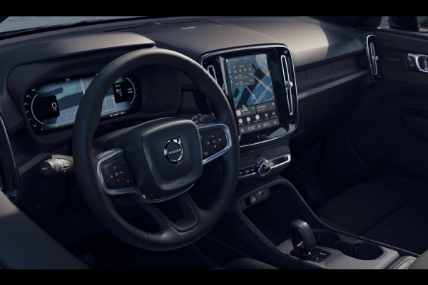Volvo EX40 Single Motor Extended Range Plus Black Ed. 82 kWh Harman Kardon audio/ Adaptive cruise control/ Pilot assist/ Google Services/ Elektrisch verstelbare stoelen met geheugen/ Stuurverwarming/ Stoelverwarming voor en achter/ 20" Lichtmetalen velgen