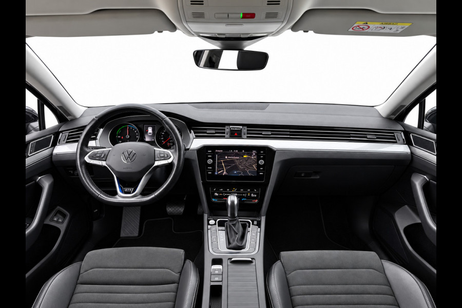 Volkswagen Passat Variant 1.4 TSI PHEV GTE | Trekhaak | IQ Light | Massage | Travel Assist | Dodehoek | Dealer onderhouden