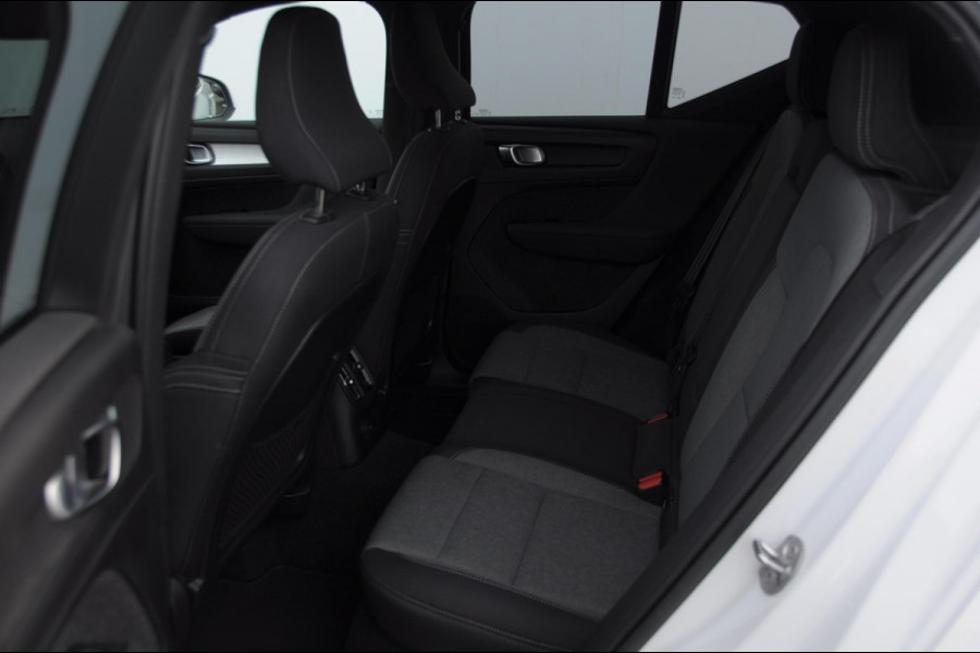 Volvo XC40 T4 211PK Automaat Core Bright / Apple carplay / Parkeersensoren met camera / Stoelverwarming / Elektrische achterklep / Keyless entry / Parkeersensoren met camera