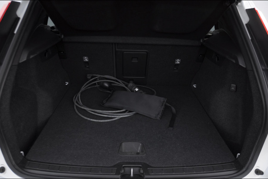 Volvo XC40 T4 211PK Automaat Core Bright / Apple carplay / Parkeersensoren met camera / Stoelverwarming / Elektrische achterklep / Keyless entry / Parkeersensoren met camera