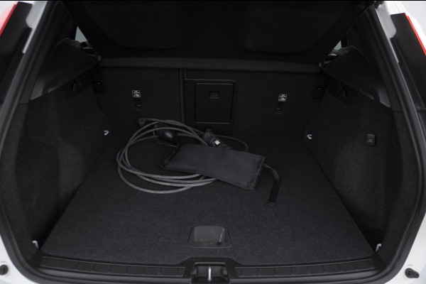Volvo XC40 T4 211PK Automaat Core Bright / Apple carplay / Parkeersensoren met camera / Stoelverwarming / Elektrische achterklep / Keyless entry / Parkeersensoren met camera