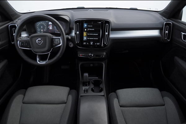 Volvo XC40 T4 211PK Automaat Core Bright / Apple carplay / Parkeersensoren met camera / Stoelverwarming / Elektrische achterklep / Keyless entry / Parkeersensoren met camera