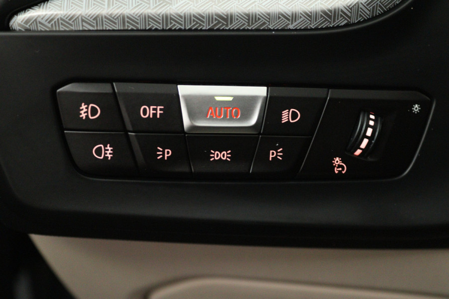 BMW 2 Serie Gran Coupé 220i Business Edition (CRUISE CONTROL, NAVIGATIE, SFEERVERLICHTING)