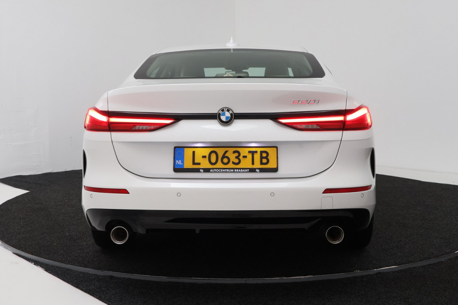 BMW 2 Serie Gran Coupé 220i Business Edition (CRUISE CONTROL, NAVIGATIE, SFEERVERLICHTING)